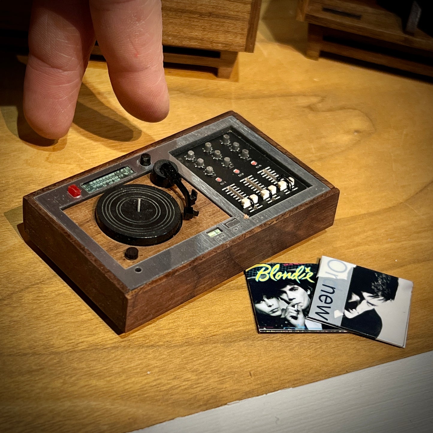 Single Turntable + Mixer 1:12 Scale