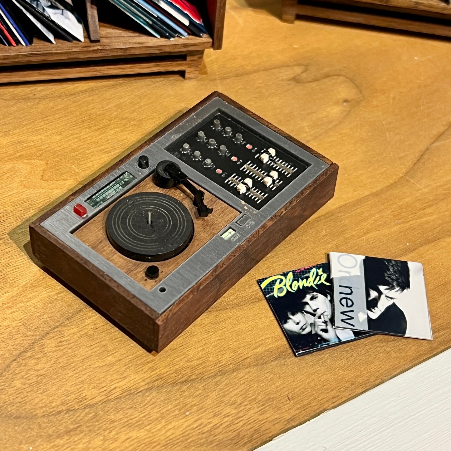 Single Turntable + Mixer 1:12 Scale