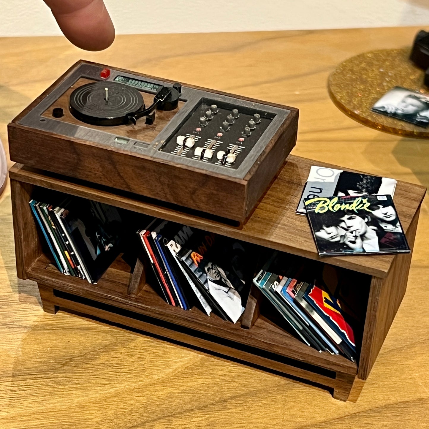 Single Turntable + Mixer 1:12 Scale